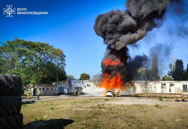В Николаеве перевернулся и загорелся бензовоз