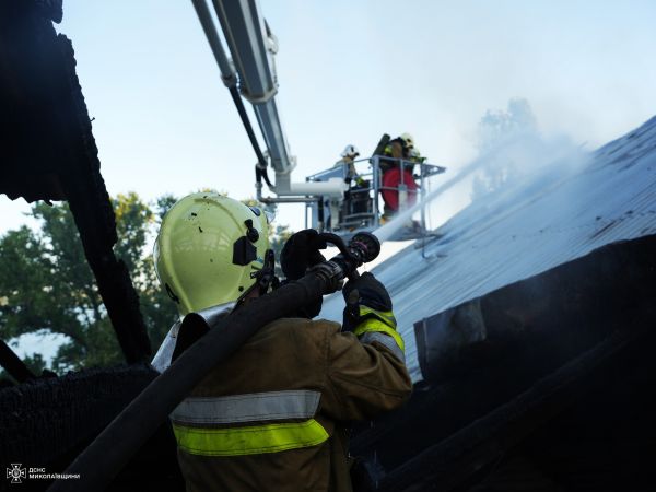 В Николаеве до утра гасили пылающую крышу здания
