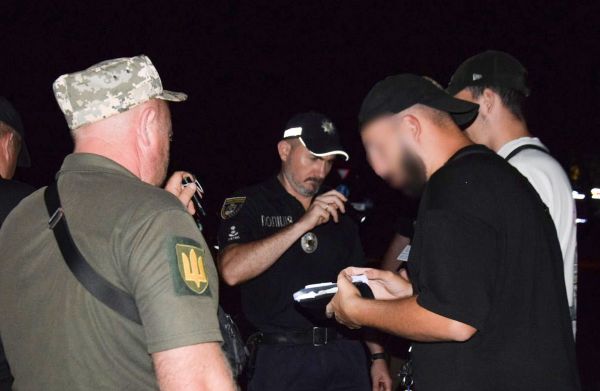 Полиция и ТЦК провели ночной рейд по развлекательным заведениям и улицам Николаева (фото)