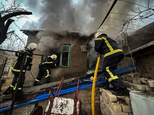 Сегодня утром из горящего дома в Николаевской области спасатели вынесли немощного мужчину