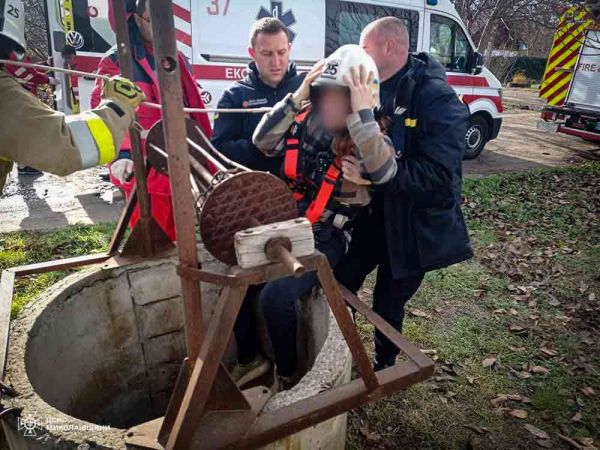 Сегодня днем на Николаевщине из 10-метрового колодца вытащили девушку
