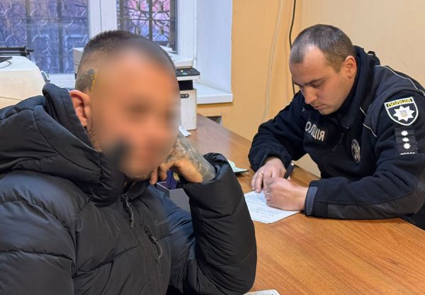 В Николаеве оштрафовали харьковского блогера, который снимал контент в полицейской униформе