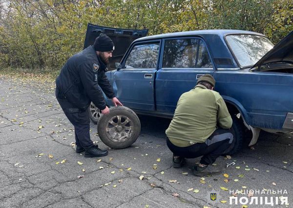 На Николаевщине семья с маленькими детьми застряла на дороге: помогли местные шерифы