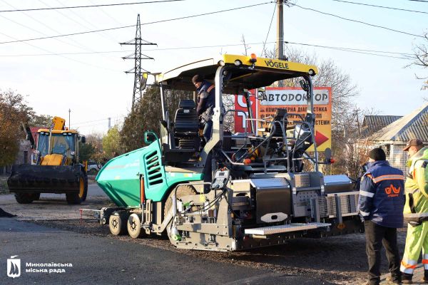 На улице Степной в Николаеве работал асфальтоукладчик из Японии