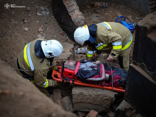 В Николаеве в траншее привалило коммунальщика (фото)