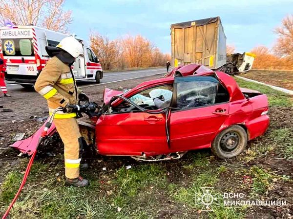 В Николаевской области грузовик сплющил легковушку, водитель погиб