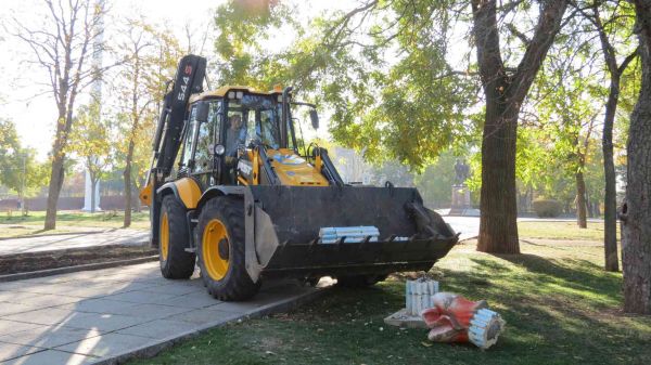 В Николаеве в парках и скверах избавляются от упоминаний о пионерах, комсомольцах и коммунистах