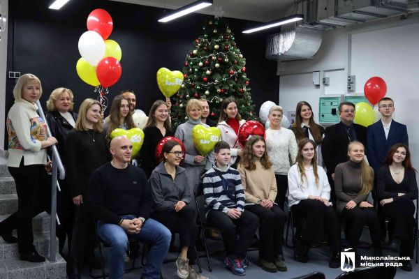 В Николаеве в укрытии установили новогоднюю елку. Фото