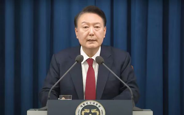 В Южной Корее ввели военное положение