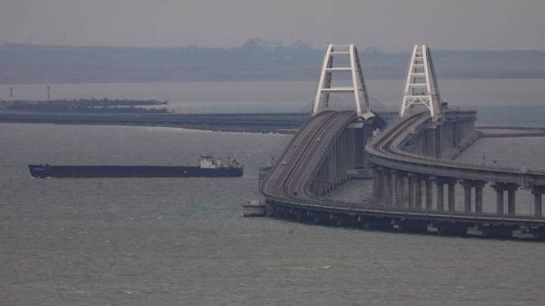 В домах возле Крымского моста с пяти утра окна дрожат от взрывов