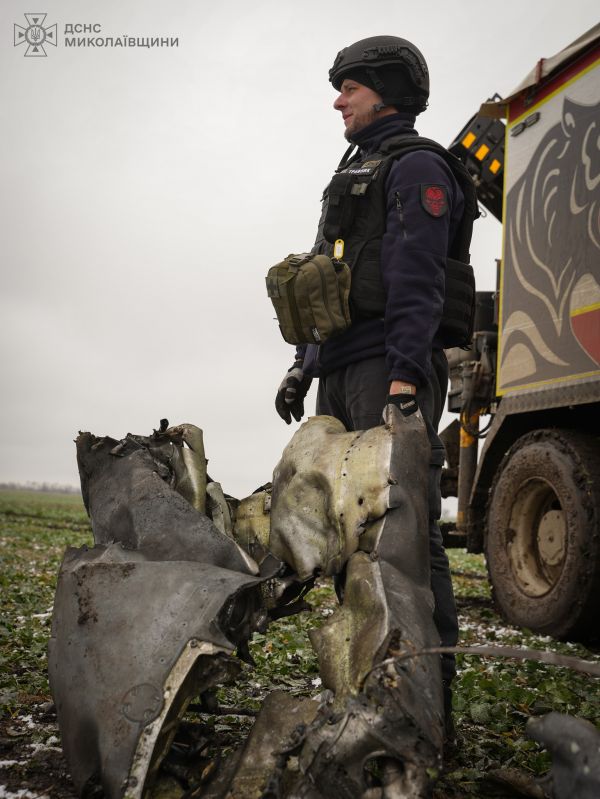 В Николаевской области пиротехники убрали с поля обломки крылатой ракеты и снаряды от РСЗО