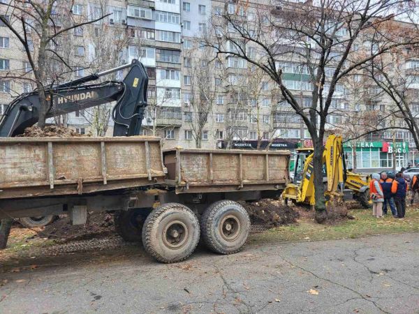 В Николаеве на место ликвидации аварии водопровода государственные экологи вызвали полицию. Фото