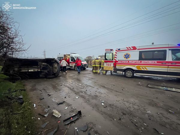 В Николаевской области на трассе столкнулись две легковушки, есть пострадавшие