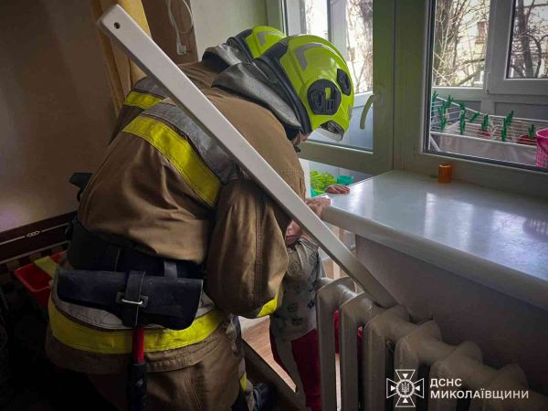 В Николаеве спасатели освобождали четырехлетнего ребенка, который продвинул ножку между батареей и стеной