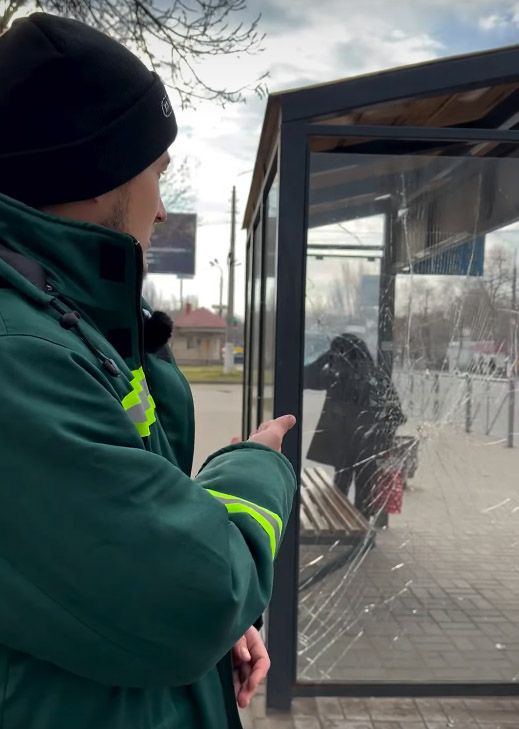 В Николаеве повредили остановку общественного транспорта