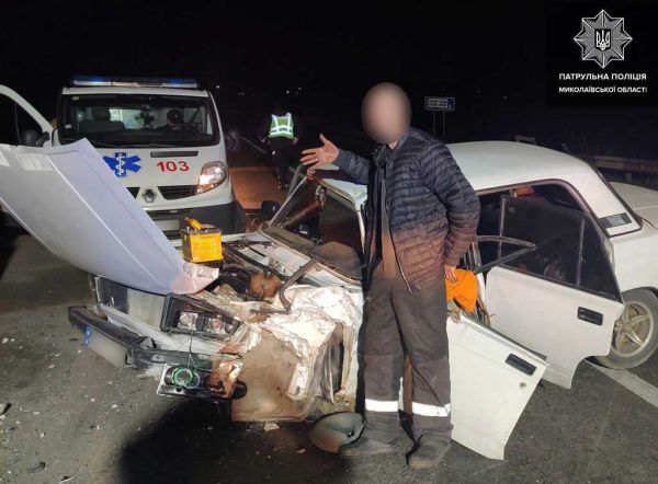 На трассе под Николаевом пьяный водитель ВАЗ врезался в бетонные блоки