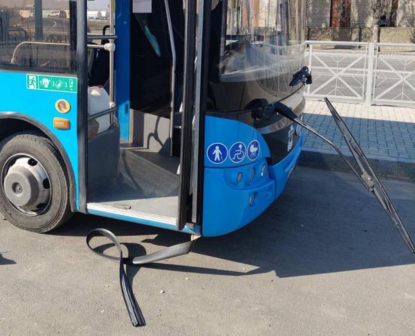 В Николаеве нетрезвый пассажир напал на водителя и повредил автобус