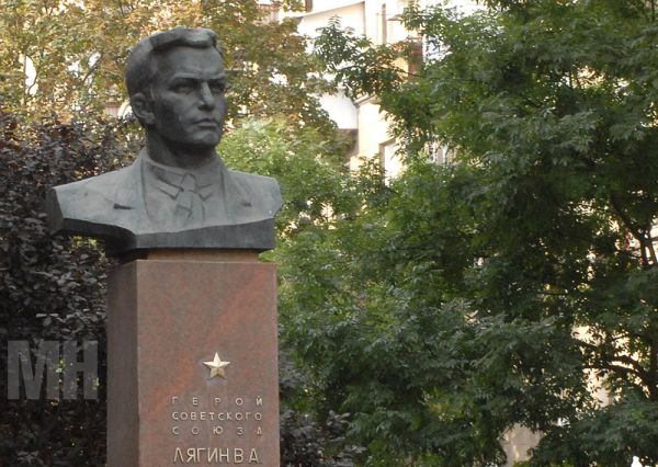 В центре Николаева демонтировали бюст разведчика Лягина – последнее напоминание о нем в городской топонимике