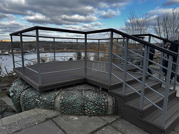 В Николаеве вандалы сломали новую смотровую площадку на Верхней Набережной