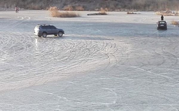 На Николаевщине чисто символически оштрафовали водителя, выехавшего на лед лимана на авто
