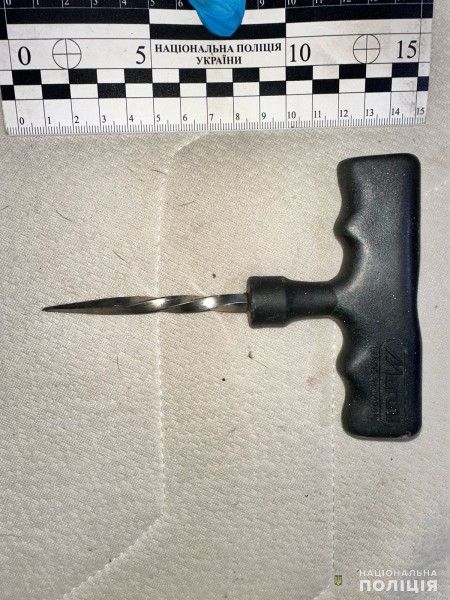 В Николаевские области мужчину чуть не зарезали швайкой. Фото