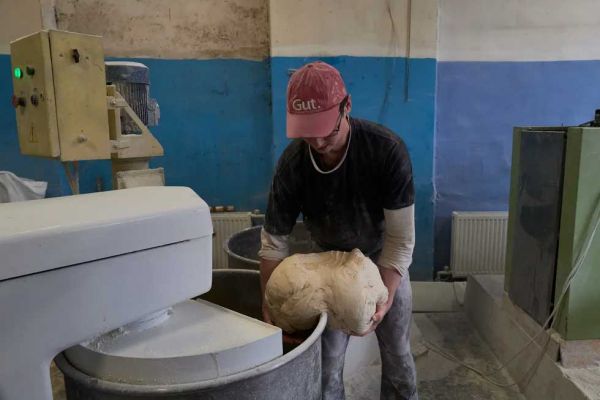 Работаем круглосуточно: как пекарня в прифронтовой Дружковке спасает людей от голода