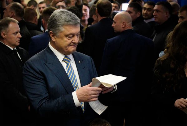 Запад почти не отреагировал на санкции против Петра Порошенко