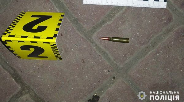 Мужчина стрелял из автомата на заправке в Николаевской области: у него нашли арсенал оружия