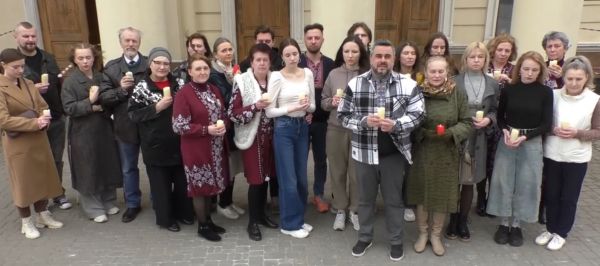 В Николаеве почтили память жертв авиаудара по драматическому театру в Мариуполе