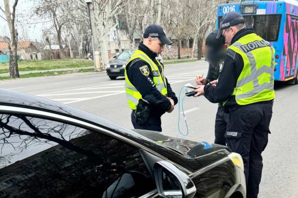В Николаеве патрульные нашли водителя, проехавшего на "красный" – помогли соцсети