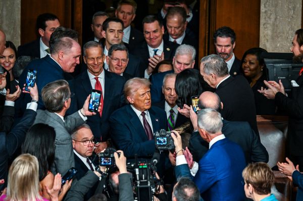 Запрет Трампа на поставки оружия Украине не отменен, – NYT