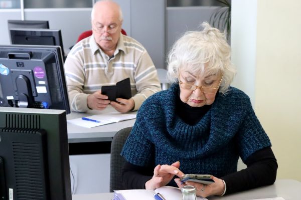 В Николаеве пенсионеров бесплатно учат разбираться в настройках смартфона