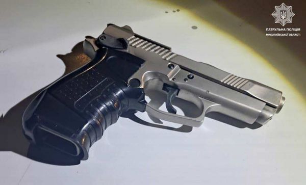 В Николаеве задержали вооруженного водителя под наркотиками