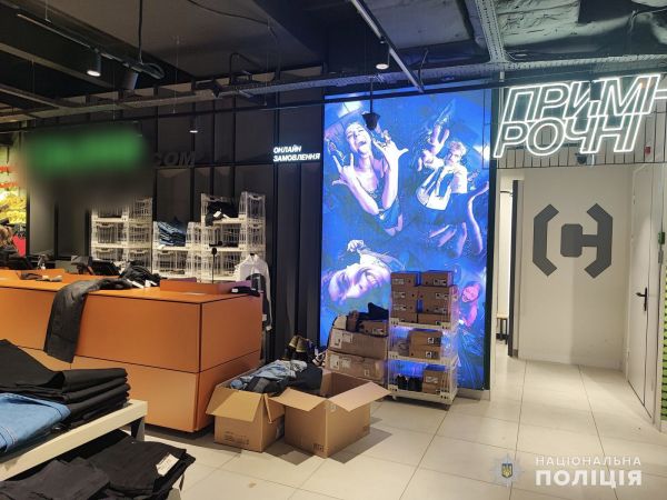 В Николаеве вор за один раз вынес из магазина три куртки, две пары штанов и кепку