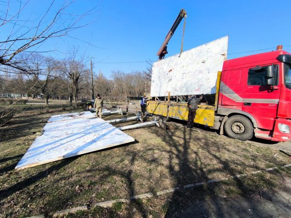 В Николаеве медленно, но верно убирают с улиц незаконные МАФы и рекламу (фото)