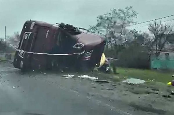 В Николаевской области опрокинулась фура: произошел разлив нефтепродуктов