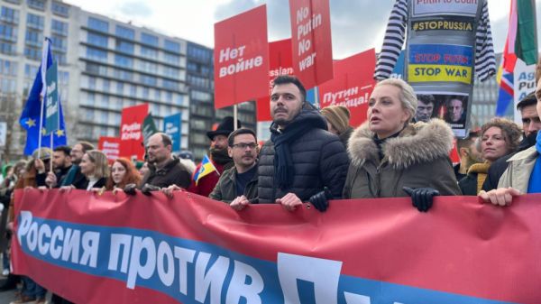Российская оппозиция в знак протеста опять ходила с флажками по Берлину