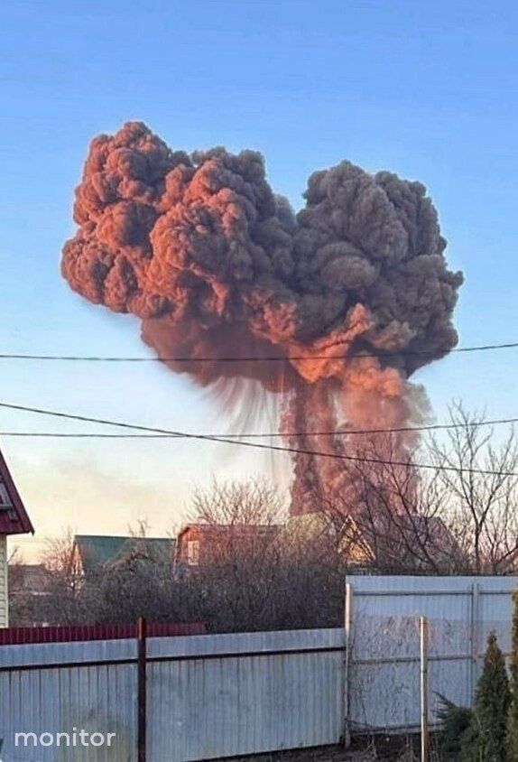 Над военным аэродромом в Энгельсе поднялся густой дым