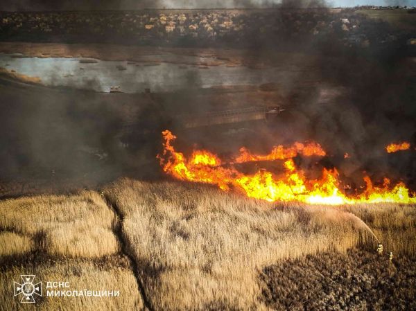 На Николаевщине пламенем охвачен природный заповедник «Еланецкая степь»