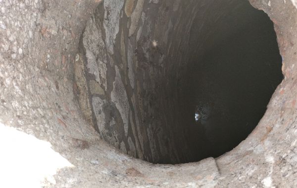 В центре Николаева обнаружили загадочный провал: катакомбы или старая канализация?