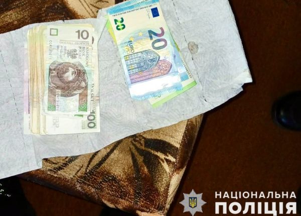 Нападение в Николаевской области: отец и сын избили женщину и ограбили ее семью