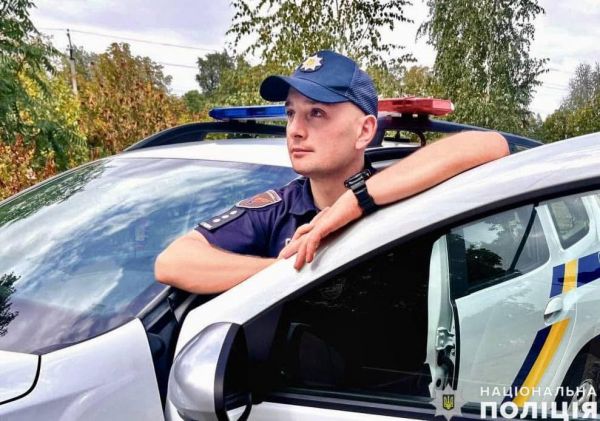 На Николаевщине полицейский спас тонущую в фонтане собаку