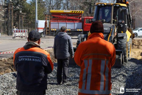 В Николаеве возле парка "Народный сад" ремонтируют трамвайные пути