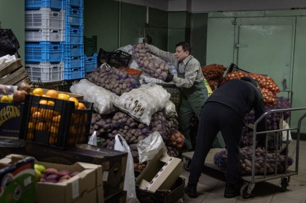 Гражданам Евросоюза уже рекомендуют запасаться едой, – Politico