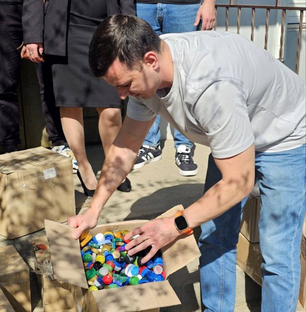 Николаевские коммунальщики собрали полцентнера пластиковых крышечек – деньги направят на дроны