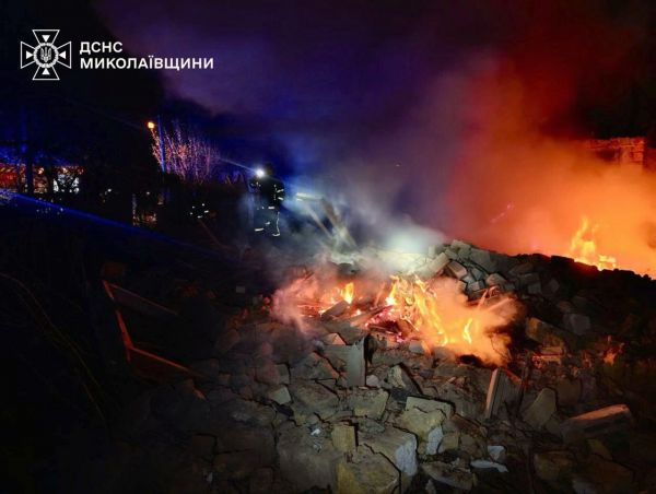 Ночью российские оккупанты ударили по жилому кварталу Николаева. Фото. Видео