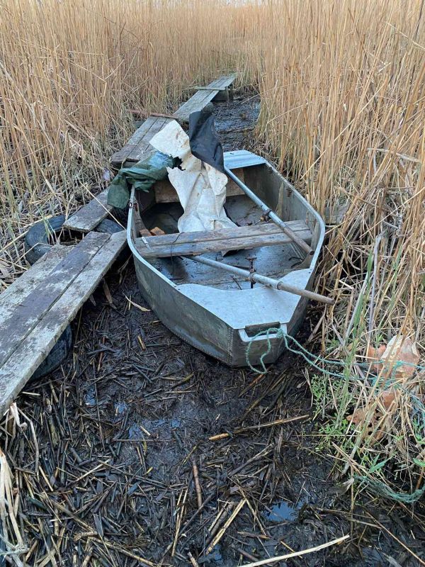 В Николаевской области браконьер на лодке ловил сетями рыбу
