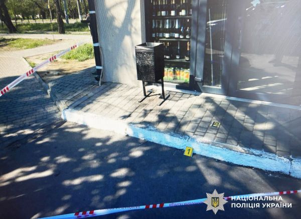 В Николаеве возле магазина пьяница с пистолетом чуть не застрелил горожанина за то, что тот сделал замечание