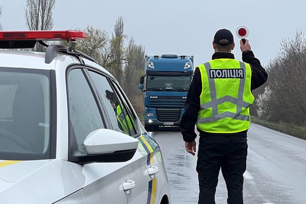 На трассе за Баштанкой, где вчера из-за аварии опрокинулась фура с зерном, до сих пор усложнено движение