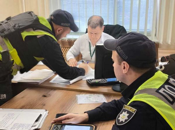 Хитрая водительница попыталась обменять в Николаеве фальшивое удостоверение